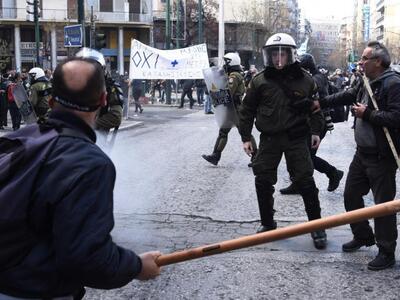 Πορεία στην πλατεία Κουμουνδούρου κάνουν...
