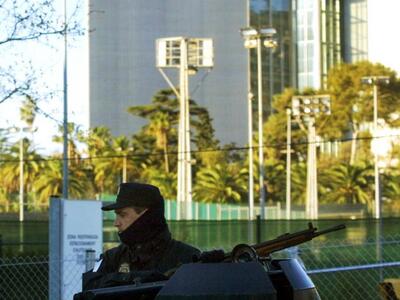 Πυροβολισμοί σε εμπορικό κέντρο στη Σαρα...