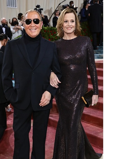 Mαικλ Κορς και Σιγκούρνι Γουίβερ με Michael Kors