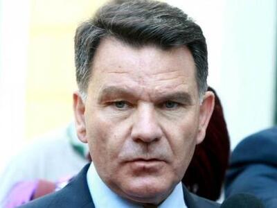 Παραιτείται από την υπεράσπιση της Βίκυς...