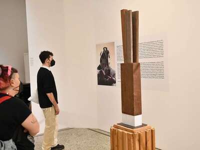 Στα εγκαίνια της έκθεσης του Κορνήλιου Γραμμένου