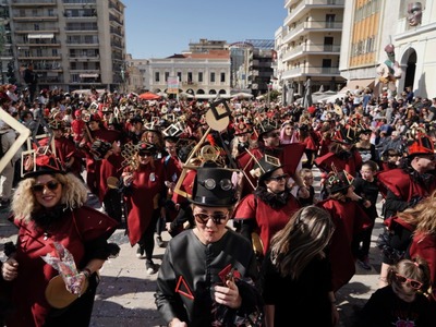 Πρόταση γάμου μέσα στην παρέλαση του Πατ...