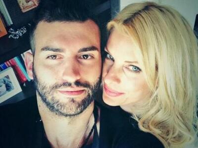 Ντύθηκε ναύτης ο αδελφός της Μενεγάκη 