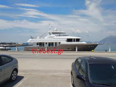 Πολυτελή σκάφη στο παλιό λιμάνι της Πάτρ...