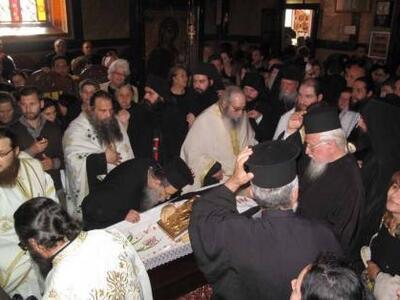 Πάτρα: Πλήθος κόσμου στην εξόδιο ακολουθ...