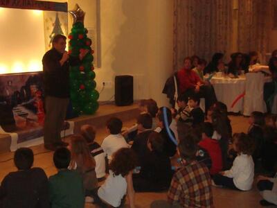 Χριστουγεννιάτικη γιορτή με το Θέατρο Σκ...