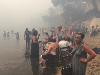 Νέα Μάκρη: Έπεφταν στη θάλασσα για να σω...