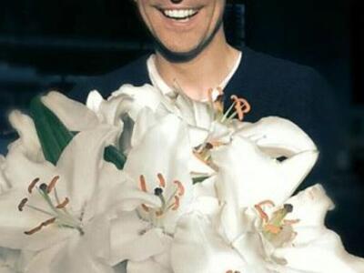 Με μια αγκαλιά λουλούδια οι ευχές του Σά...