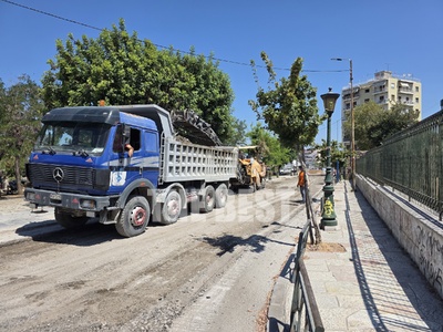 Εκτεταμμένες εργασίες μπροστά από το αρχ...