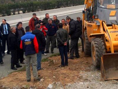 Ξαναξηλώνει τις μπάρες στα διόδια της Πε...