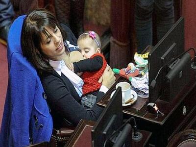 Βουλευτής θηλάζει την κόρη της στο Κογκρ...