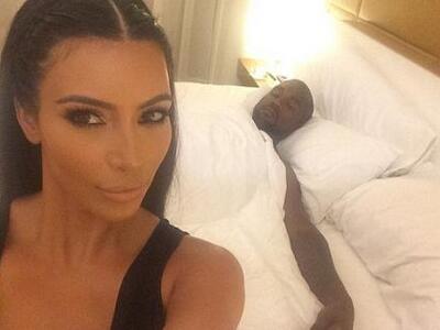 Με ποιόν κάνει selfie στην κρεβατοκάμαρά...