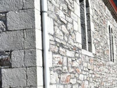 Η λιτή αλλά στιβαρή παραδοσιακή αρχιτεκτ...