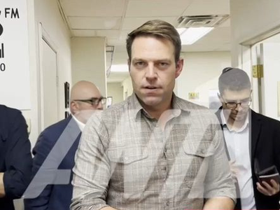 Κασσελάκης: Ορίστε δείτε τη βέρα μου -Σκ...