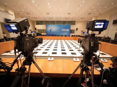 Όλα τα βλέμματα του... κόσμου πάνω μας- ...