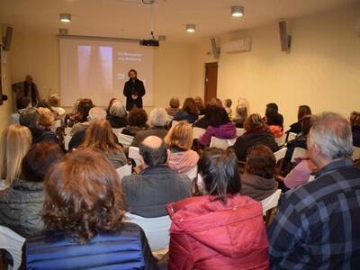 Ο αρχαιολόγος αρχικά εισήγαγε τους συμμε...