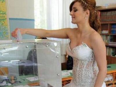 Εκλογές 2015 - Πήγε να ψηφίσει με το… νυφικό