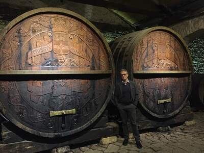 Μέσα στο Imperial Cellar, μπροστά στα δύ...