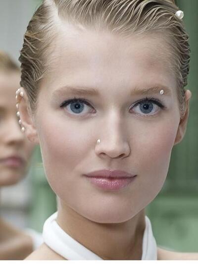 Πέρλες σαν αξεσουάρ μαλλιών, αυτιών, προσώπου