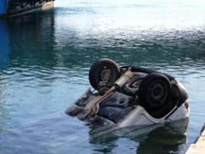 Αμάξι έπεσε στο λιμάνι του Πειραιά