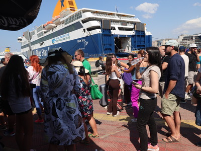 Κολλημένοι» στο λιμάνι του Πειραιά χιλιά...