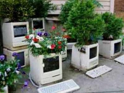 Ο Δήμος ανακυκλώνει σήμερα παλιές ηλεκτρ...