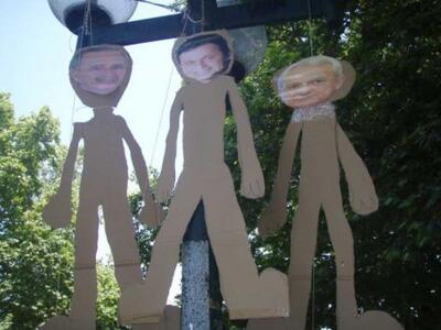 "Κρέμασαν" τους βουλευτές των ...