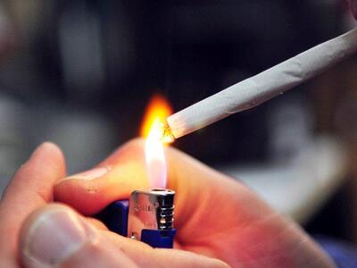 Αυτή είναι προσφορά! Μ’ ένα πακέτο τσιγά...