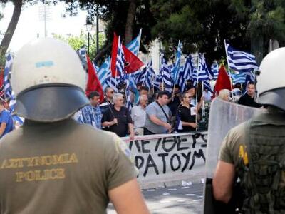 Χρυσαυγίτες χτυπούν άνδρες των ΜΑΤ, αλλά...