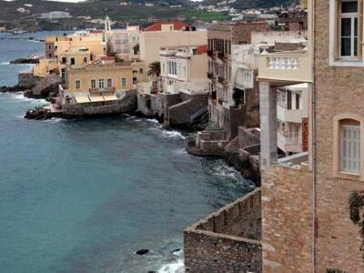 Αστυνομικός χτύπησε 18χρονο και τον έστε...