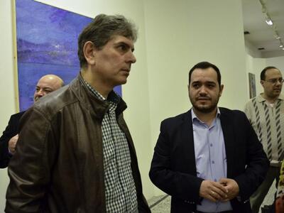 Ο επιμελητής Νίκος Καλατζής με τον πρόεδ...