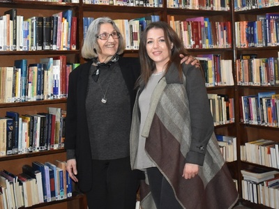 Η συγγραφέας με την Πηνελόπη Καράγιωργα.