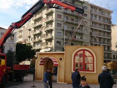 Ξεστήνεται από το πρωί το Χριστουγεννιάτ...