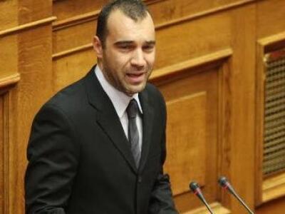 Σάλος από την χειρονομία Χρυσαυγίτη Βουλ...