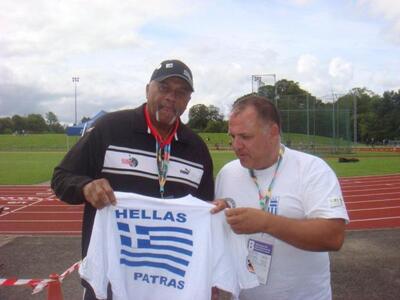 Ο Γιάννης Παπαγιαννόπουλος καθώς δίνει τ...