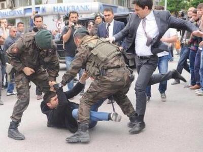 Φωτογραφία - σοκ: Οργή για τον σύμβουλο ...