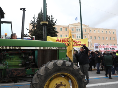 Έφτασαν οι αγρότες στην Αθήνα - Τα τρακτ...