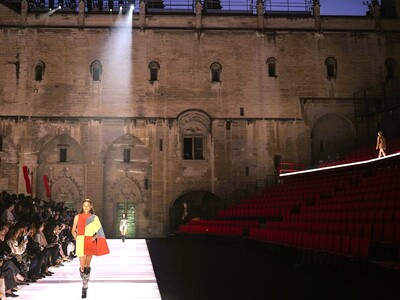 Louis Vuitton: Μάγεψε στο Παλάτι των Παπ...