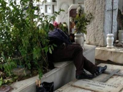 Σοκαριστικό: Άνδρας κοιμάται στον τάφο τ...