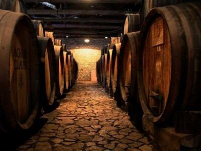 Πάτρα: Βαρέλι με μαυροδάφνη του 1904 αφι...