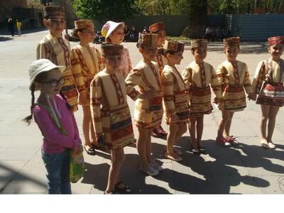 Παιδάκια με παραδοσιακές φορεσιές