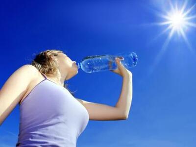 Πόσο νερό πρέπει να πίνουμε τις ζεστές μέρες;