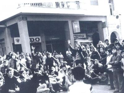 Καθιστική διαμαρτυρία στη γωνία Κορίνθου...