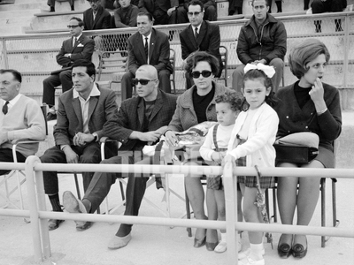 Με τη μάνα του, τον αδελφό του, τη γυναί...