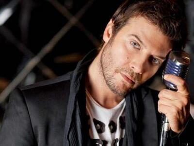 Ο Λάμπης Λιβιεράτος μιλάει μέσα από το ν...