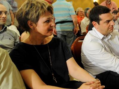 Η κ. Γεροβασίλη δίπλα από τον Πρωθυπουργό