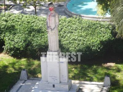 Είναι 2 Μαΐου του 2012 και βλέπουμε πάνω του συνθήματα για τους ανυπάκουους μαθητές, τους Μπ… Γου…, ένα ακόμα μη διακρινόμενο στη βόρεια πλευρά του αλλά και χνάρια από προηγούμενες «σύγχρονες παρεμβάσεις» στη διακοσμητική μετόπη