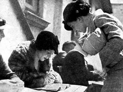 Γυναίκες ψηφοφόροι στις κάλπες το 1934. ...