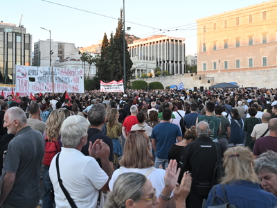 Σύνταγμα: Πλήθος κόσμου στη συγκέντρωση ...