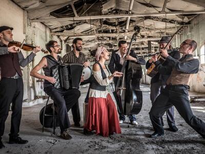 Η Barcelona Gipsy Balkan Orchestra θα κλ...